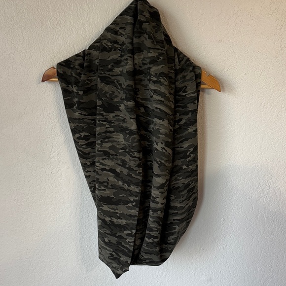 Lululemon Vinyasa Scarf - Picture 1 of 3